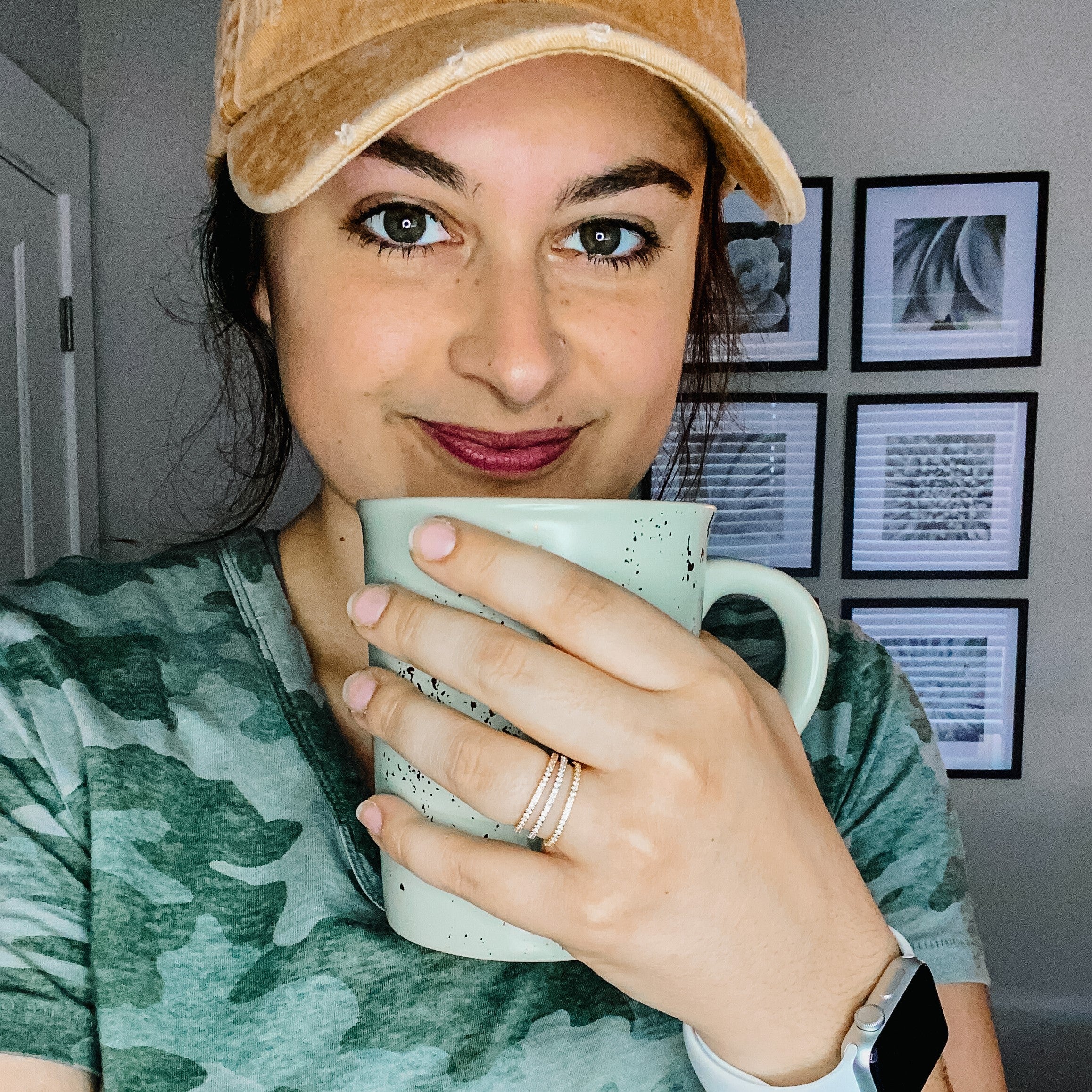 Hero 1 — real lifestyle, girl with coffee + rings